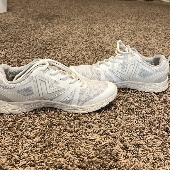 Vionic sz 8.5M white sneaker. Worn a couple of times. Smoke/Pet free home - Picture 3 of 4